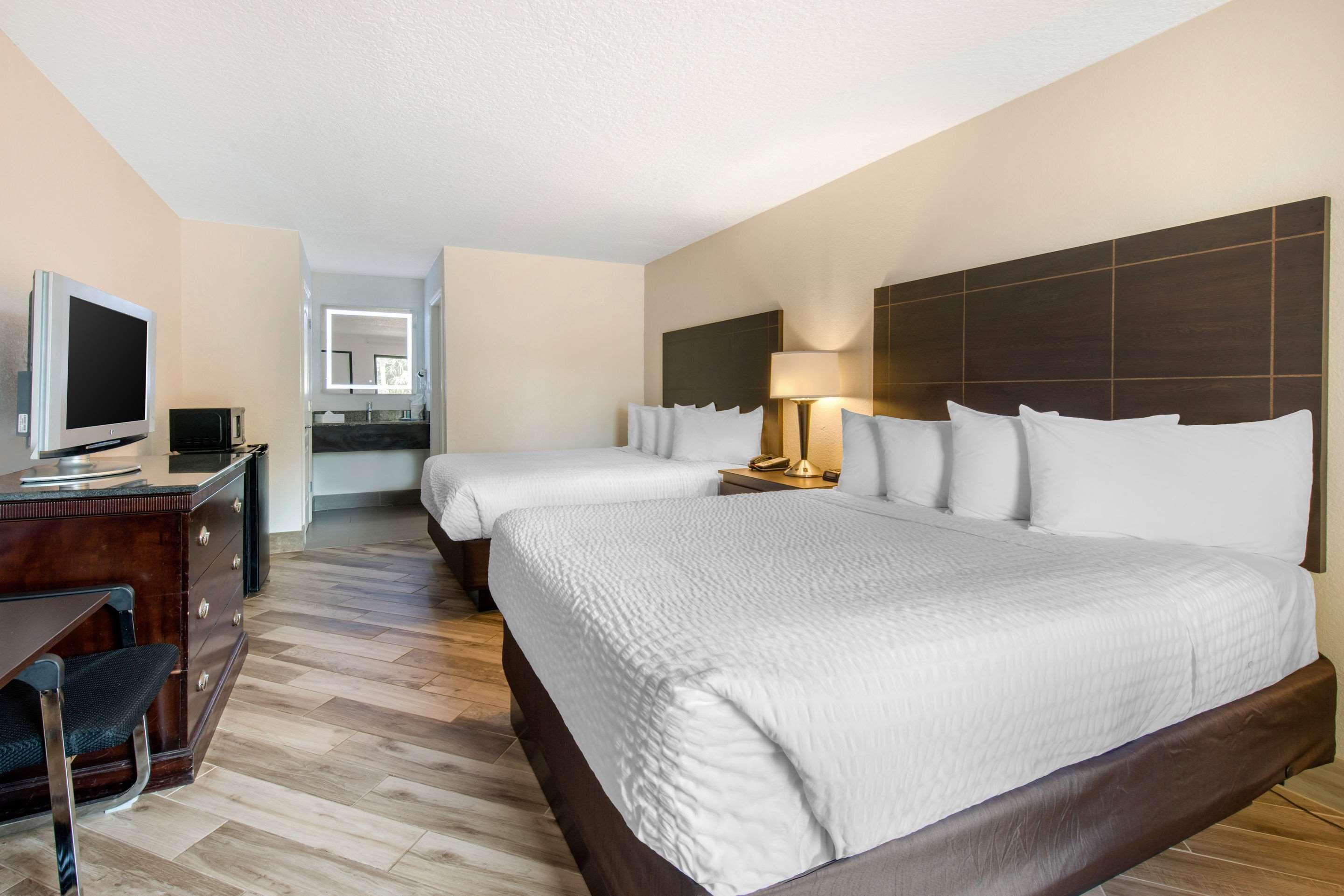 Clarion Inn & Suites Kissimmee-Lake Buena Vista South المظهر الخارجي الصورة