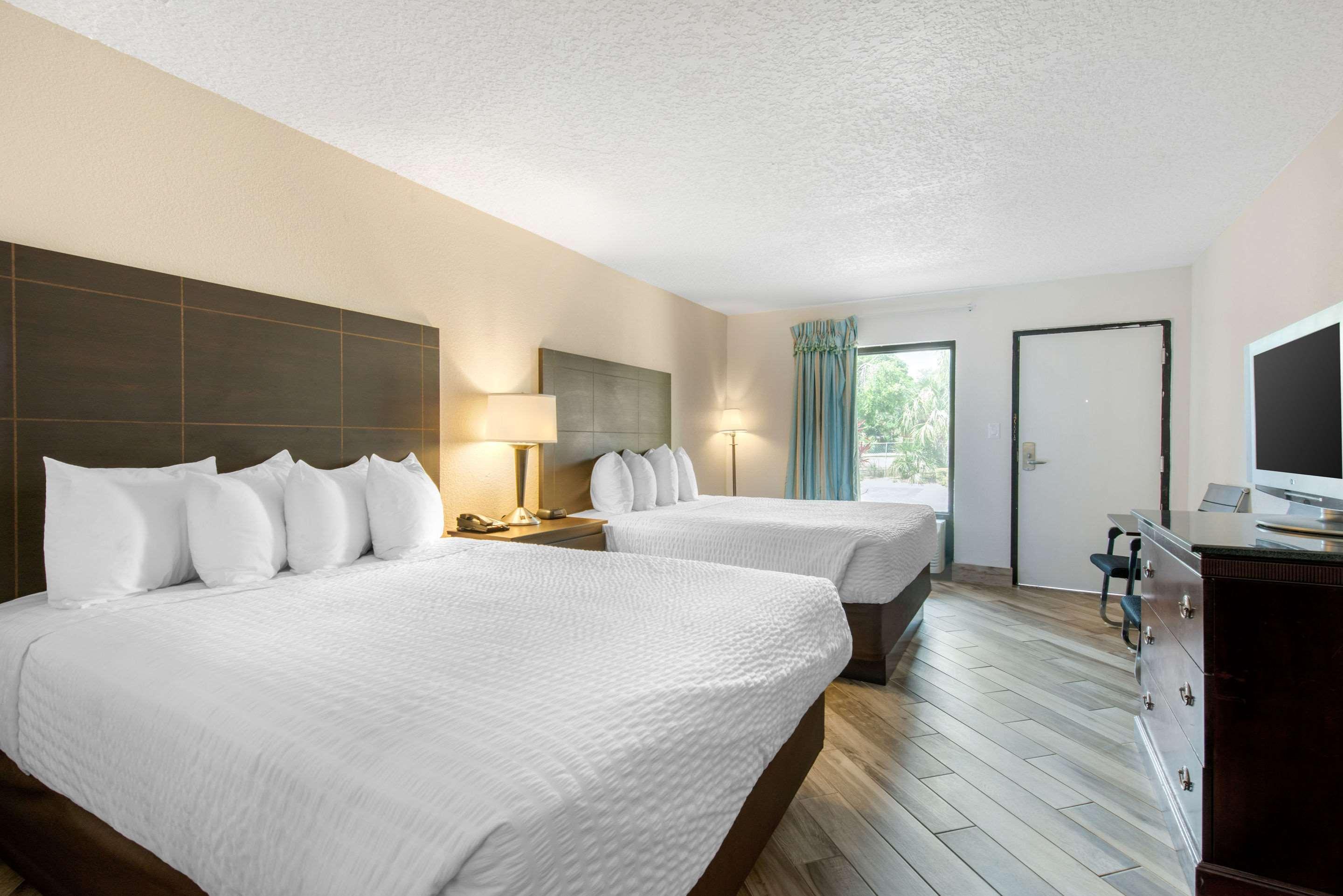 Clarion Inn & Suites Kissimmee-Lake Buena Vista South المظهر الخارجي الصورة