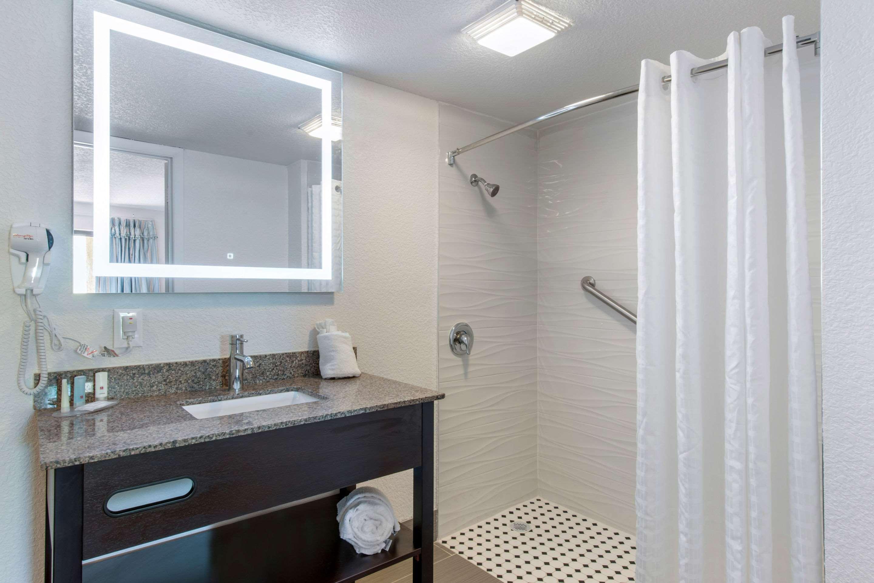 Clarion Inn & Suites Kissimmee-Lake Buena Vista South المظهر الخارجي الصورة