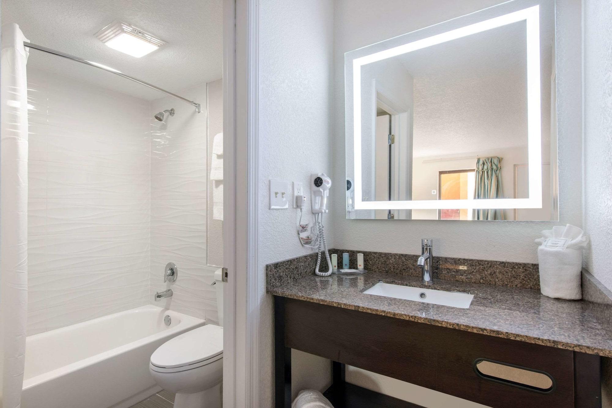 Clarion Inn & Suites Kissimmee-Lake Buena Vista South المظهر الخارجي الصورة