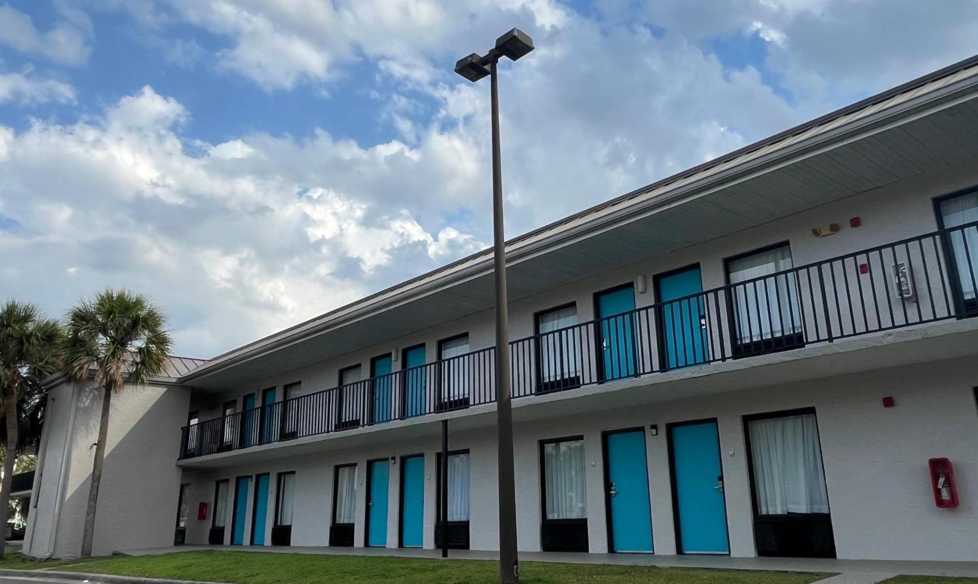 Clarion Inn & Suites Kissimmee-Lake Buena Vista South المظهر الخارجي الصورة