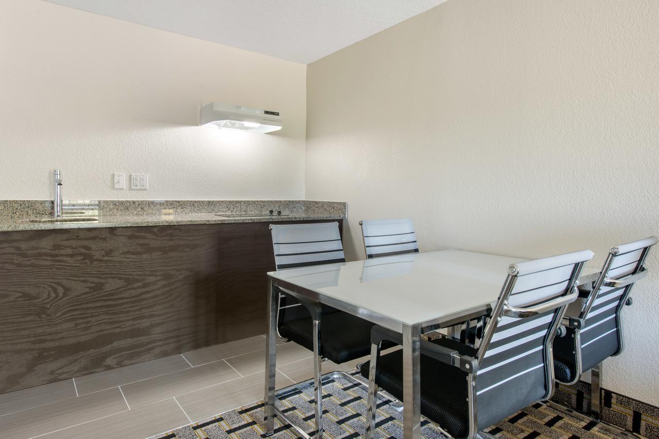 Clarion Inn & Suites Kissimmee-Lake Buena Vista South المظهر الخارجي الصورة